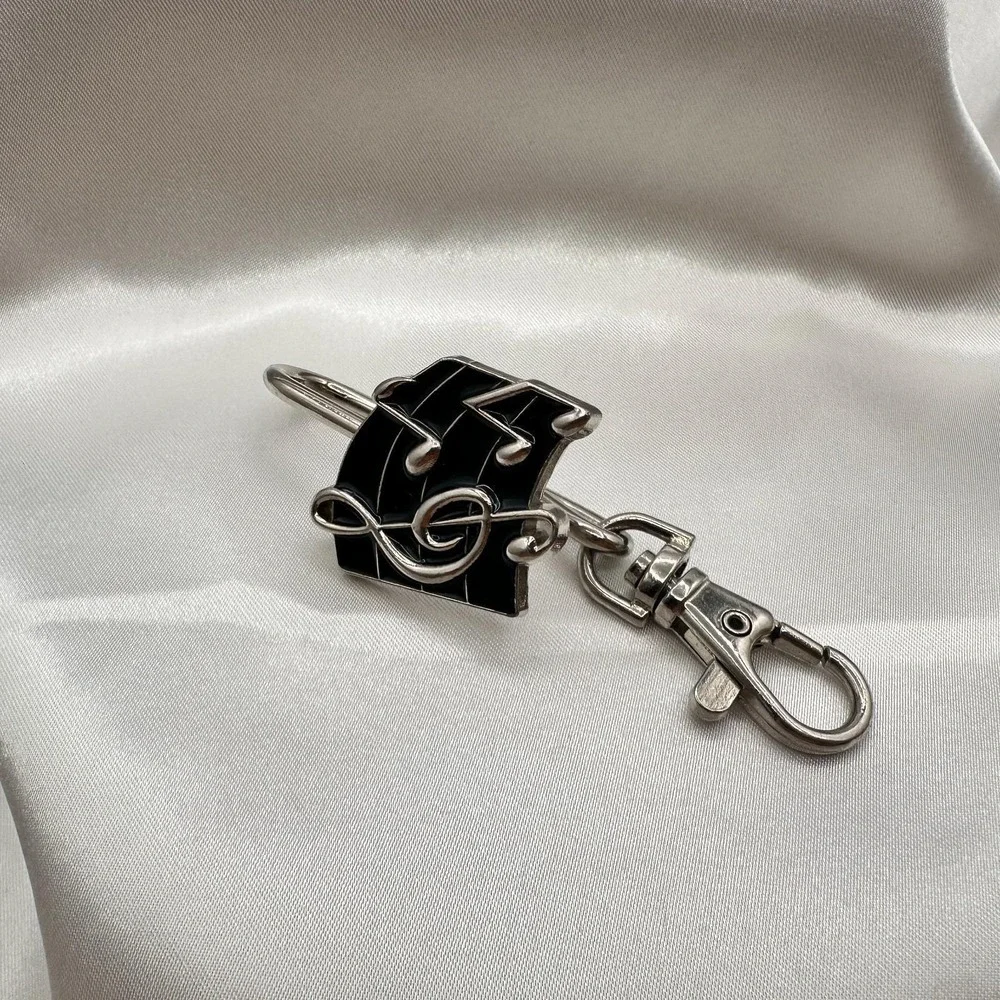 Vintage 80s Musical Note Treble Clef Black Enamel Silver Tone Key Finder Jewelry